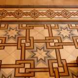 Ci facciamo strada tra le panche in legno laterali, sistemate su un�elegante pavimento...